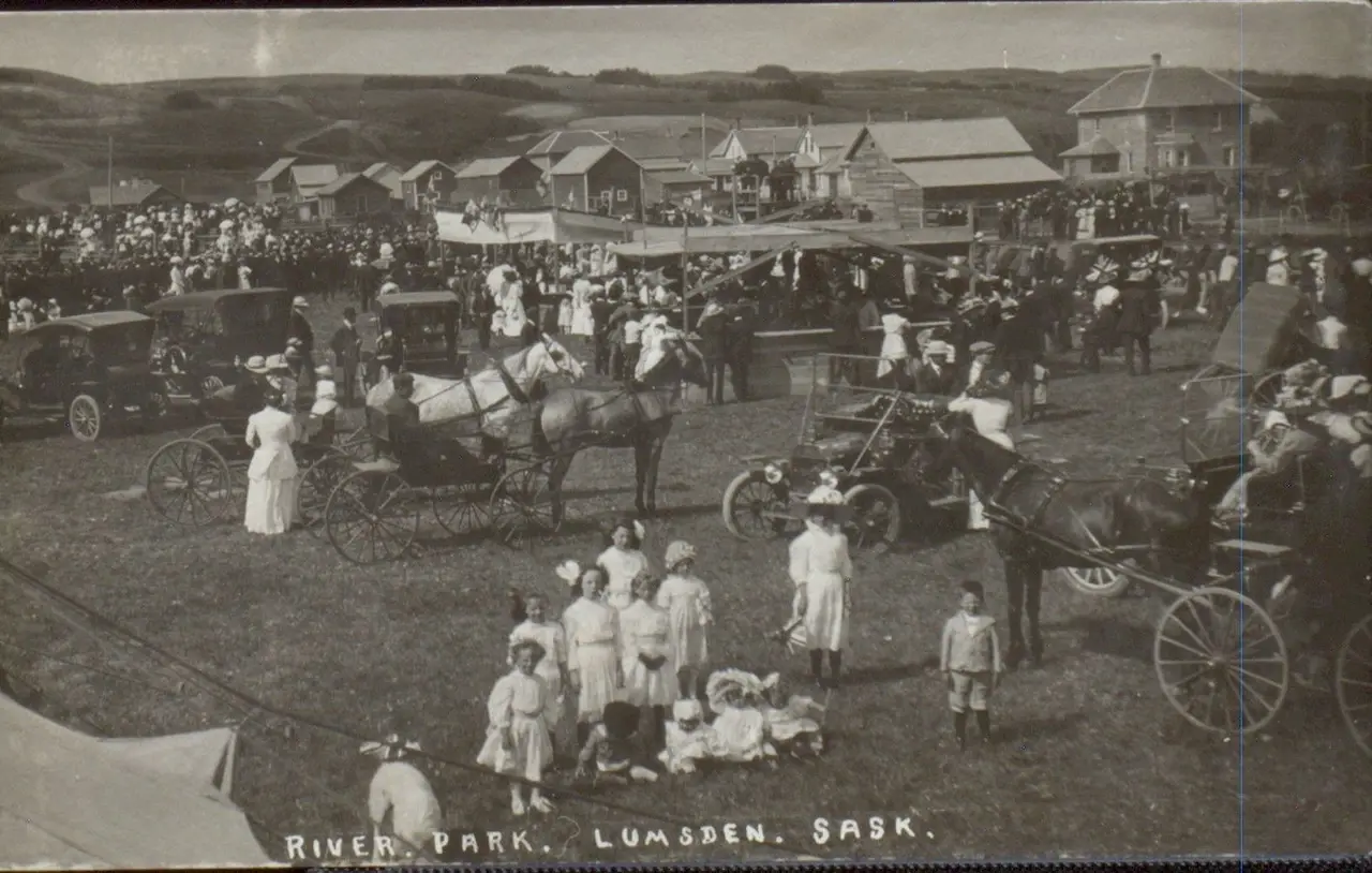 Crowd at River Park, Lumsden, about 1910